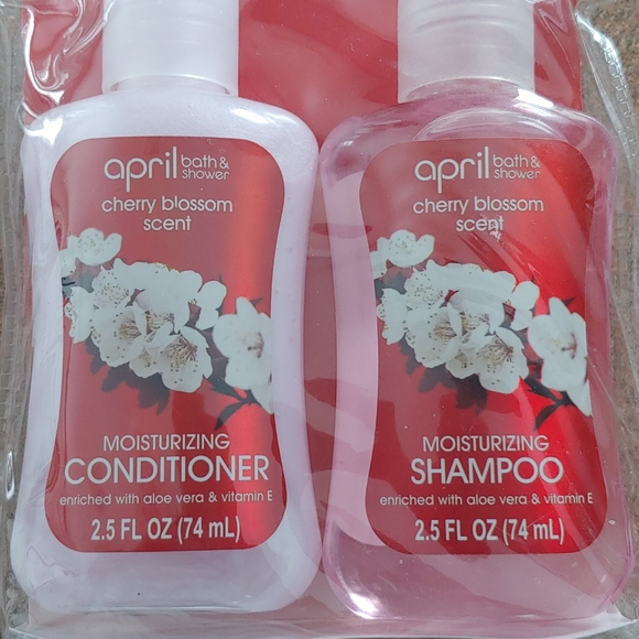 NWT!!! Cosmetic Bags & Shampoo/Conditioner - Picture 5 of 5